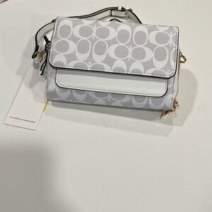 Crossbody Bag. 3 compartments. Zipper. Adjustable Strap. White.  Classy